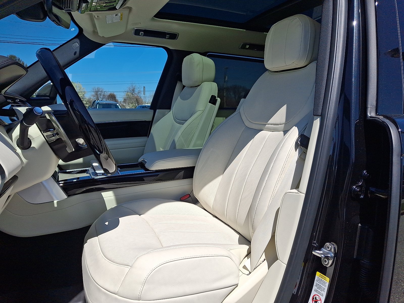 New 2026 Santorini Black Metallic - 1AG Land Rover P400 SE 7 Seat image 3