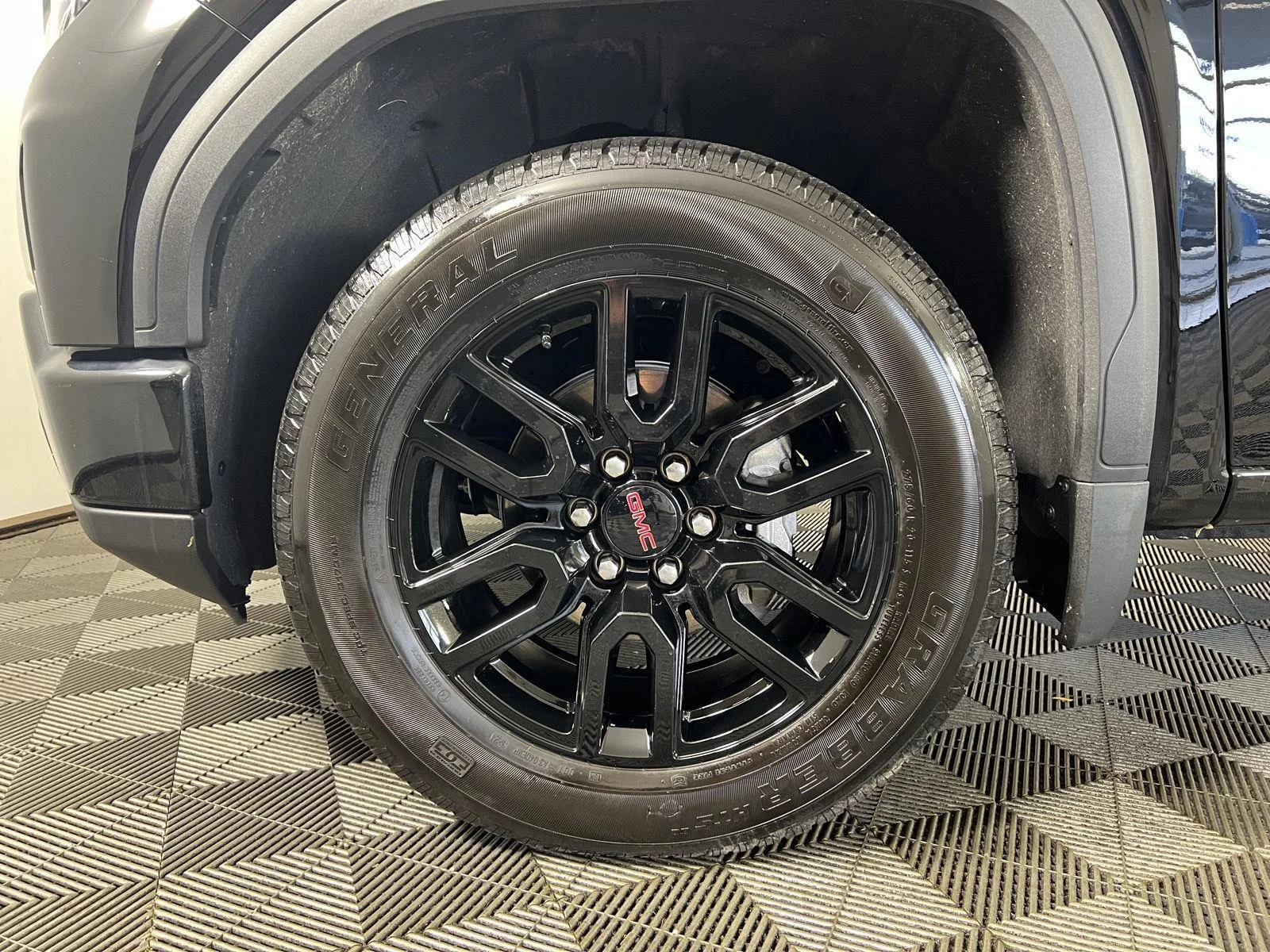 Used 2025 Onyx Black GMC Elevation image 15