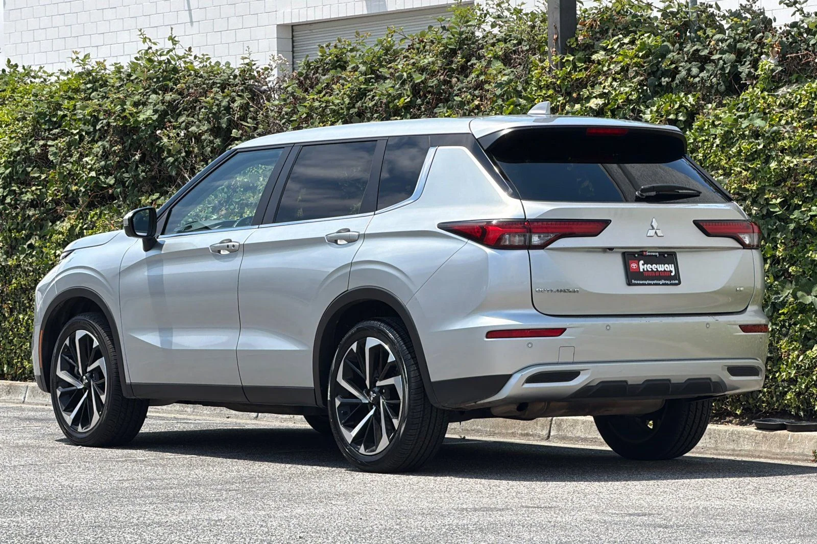 Used 2024  Mitsubishi SE image 7