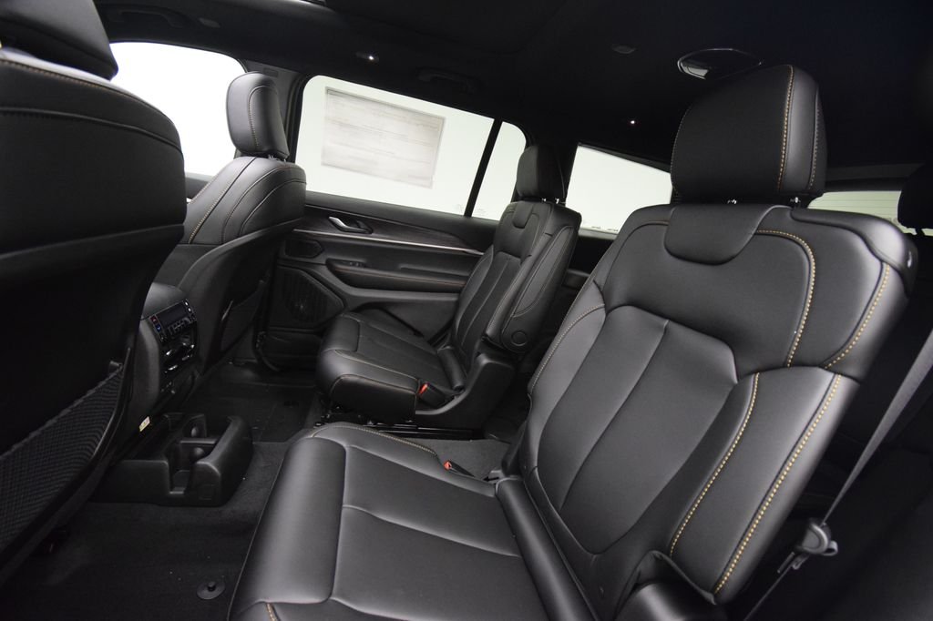 New 2026 Bright White Clear-Coat Exterior Paint Jeep Limited image 39