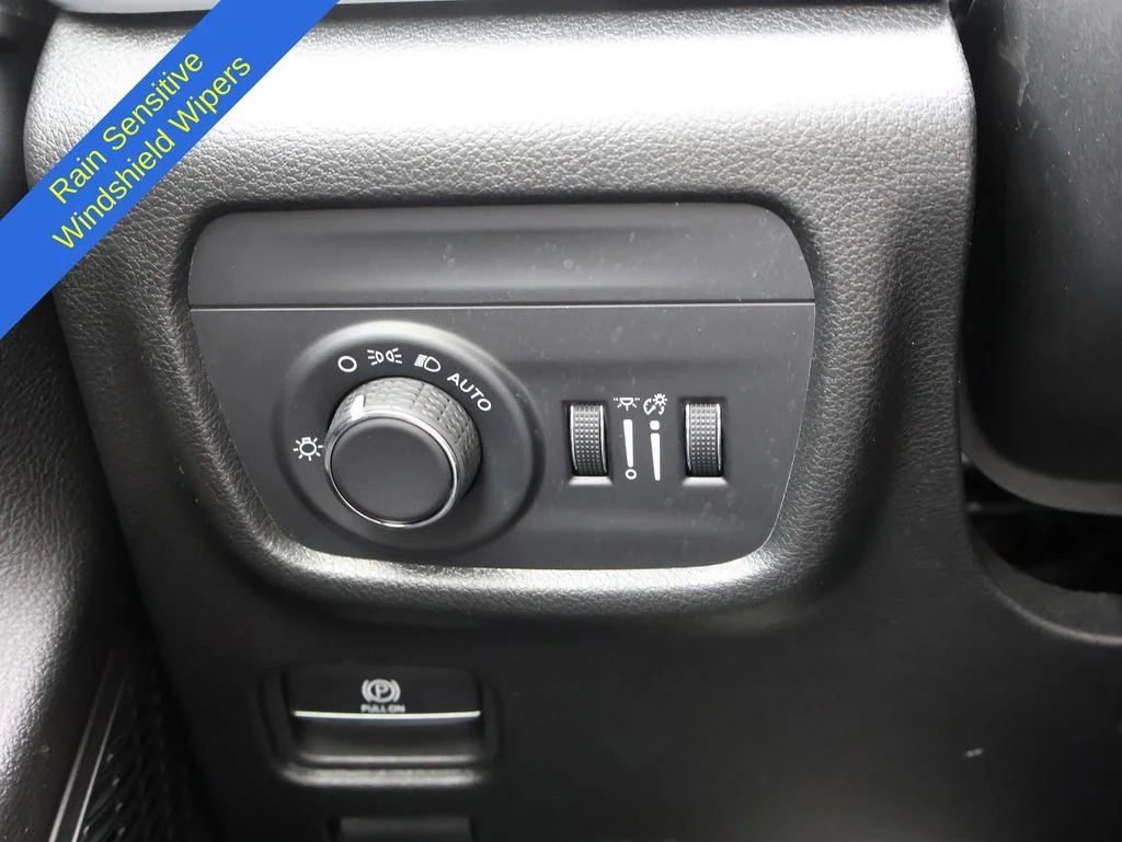 Used 2025 Black Jeep Altitude image 31