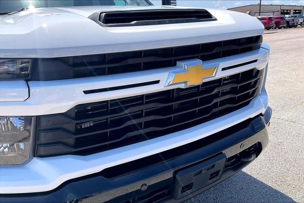 Used 2025 White Chevrolet Custom image 34