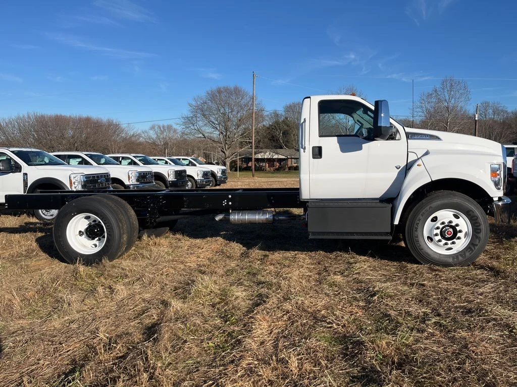 New 2025 Oxford White Ford F-750 SD Gas Straight Frame image 4