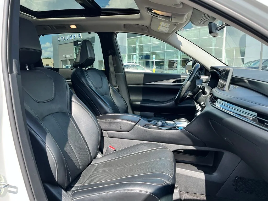 Used 2023 White INFINITI LUXE image 7