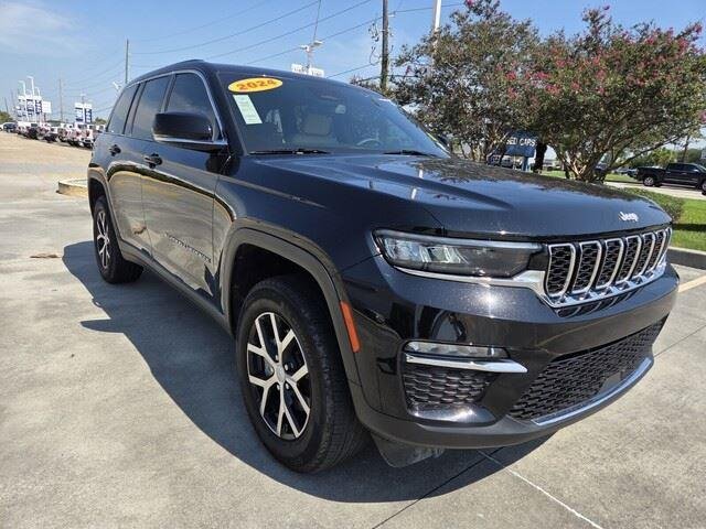Used 2024 Diamond Black Crystal Pearlcoat Jeep Limited image 7
