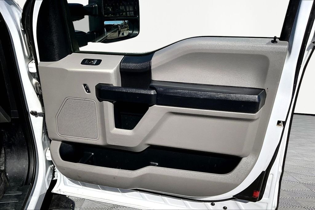 Used 2020 White Ford XL image 27