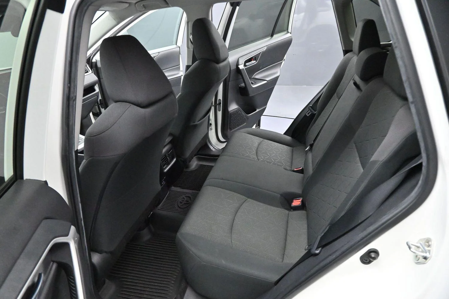 Used 2022 White Toyota XLE image 29