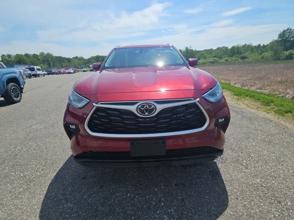 Used 2021 Ruby Flare Pearl Toyota XLE image 9