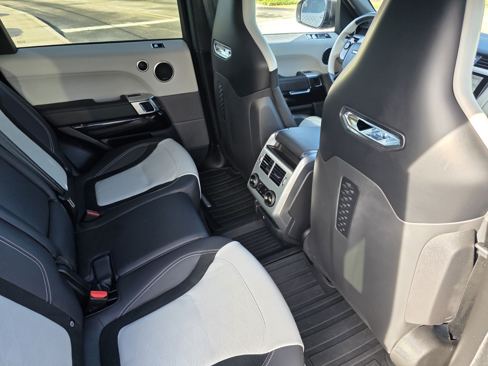Used 2021 Santorini Black Metallic Land Rover SVR image 25