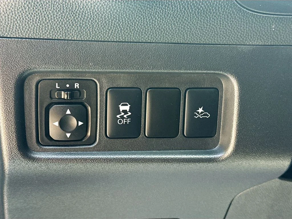 Used 2024  Mitsubishi ES image 11