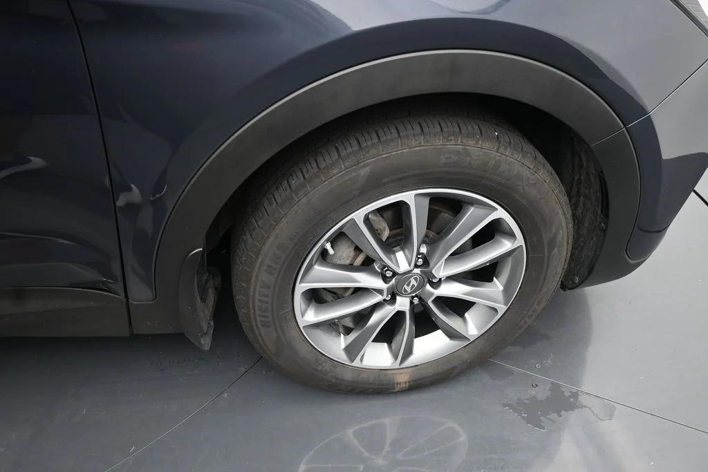 Used 2019 Blue Hyundai SE image 11