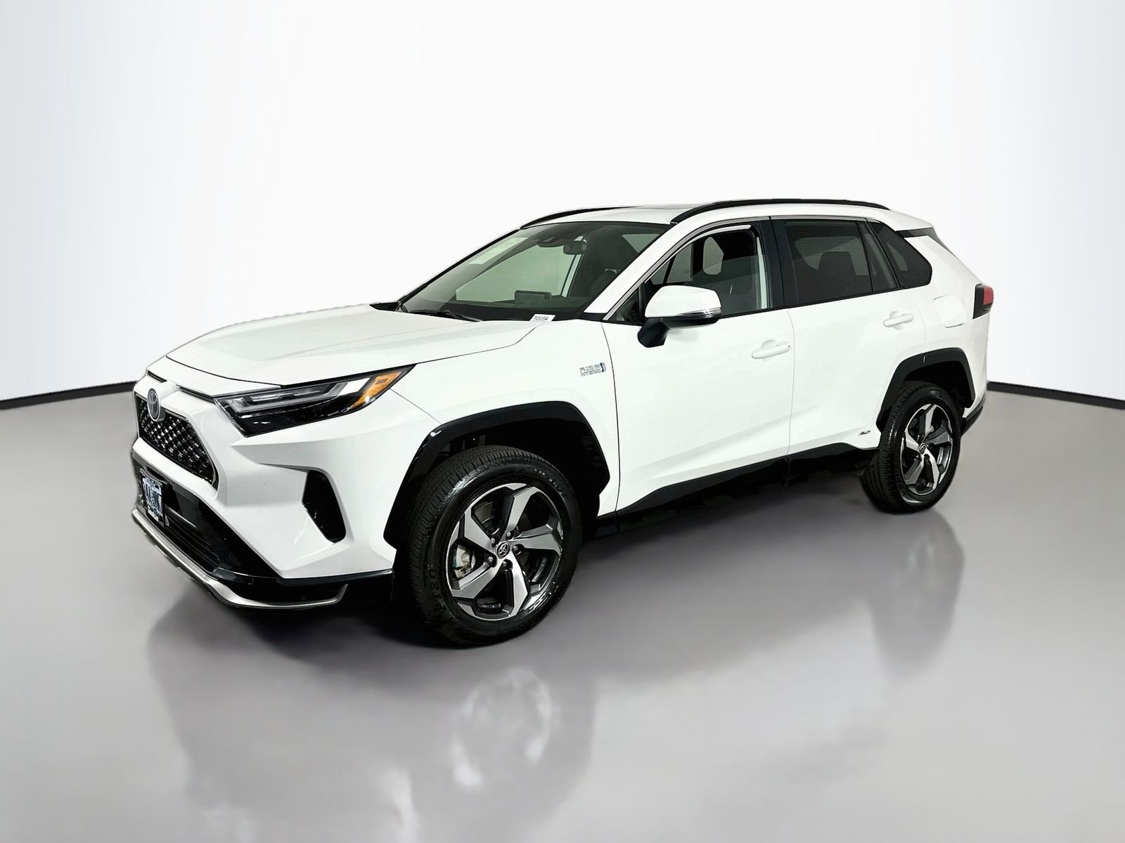 Used 2023 Ice Toyota SE image 2