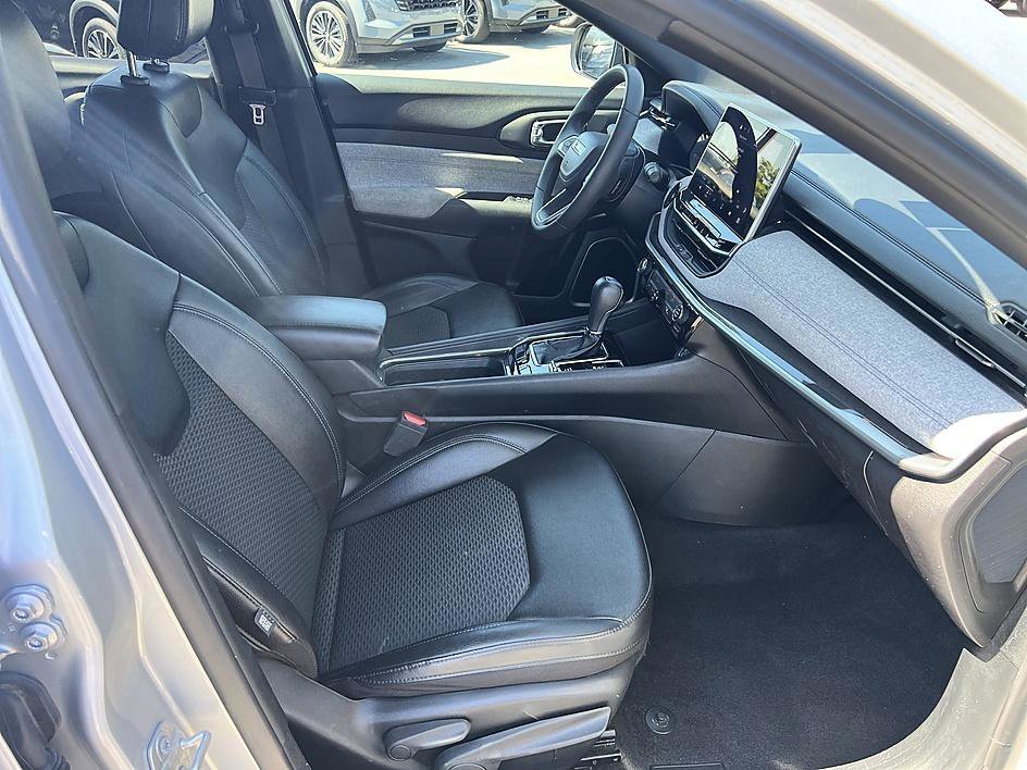 Used 2024 Silver Zynith Metallic Clearcoat Jeep Latitude image 17