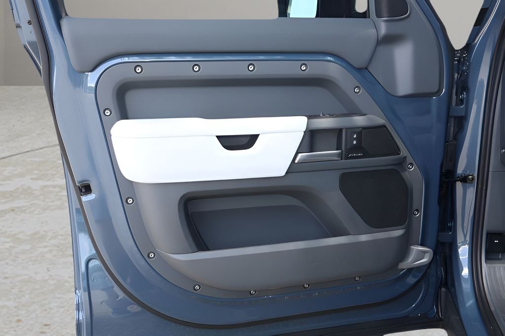 New 2026 Tasman Blue Land Rover S image 10