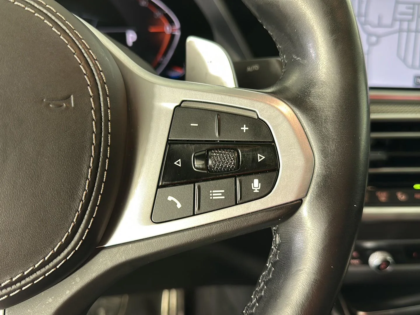 Used 2022 Mineral White Metallic BMW xDrive40i image 26