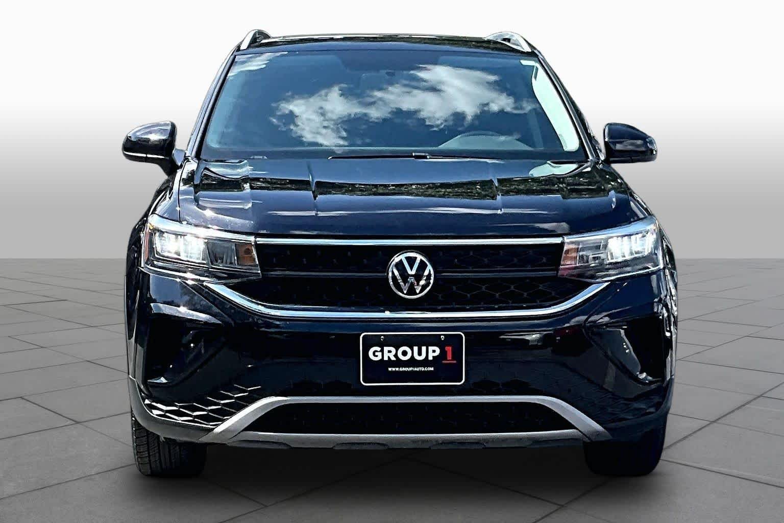 Certified Used 2022 Deep Black Pearl Volkswagen SE image 4