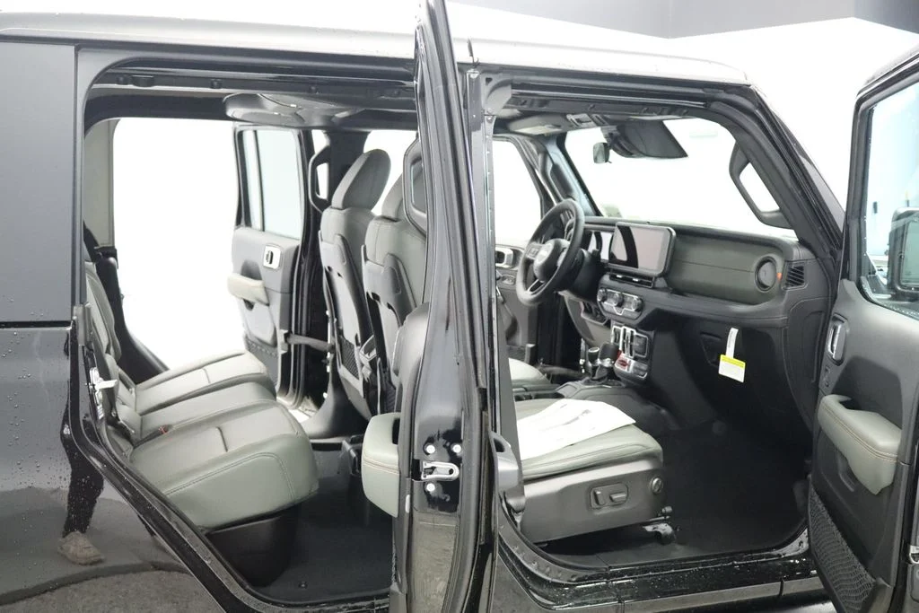 New 2026 Black Clearcoat Jeep Mojave image 21