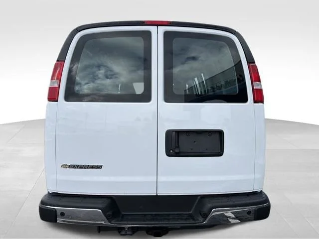 New 2026 Summit White Chevrolet WT image 4
