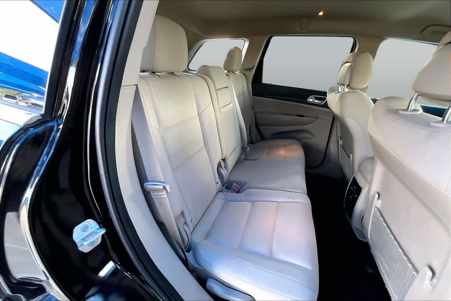 Used 2022 Diamond Black Crystal Pearlcoat Jeep Laredo E image 19