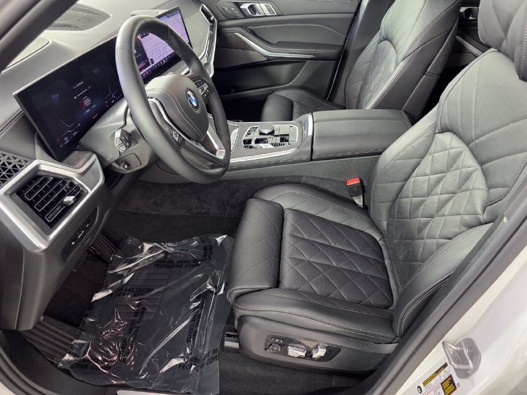 Used 2025 White BMW sDrive40i image 9