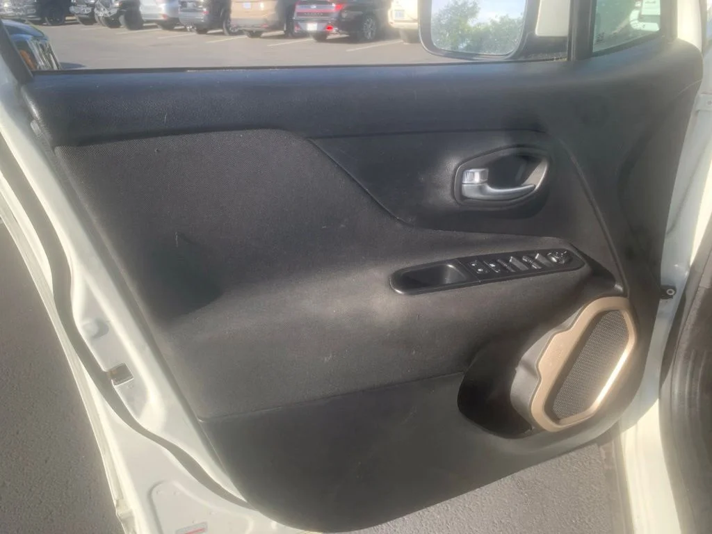 Used 2017 Alpine White Jeep Latitude image 9