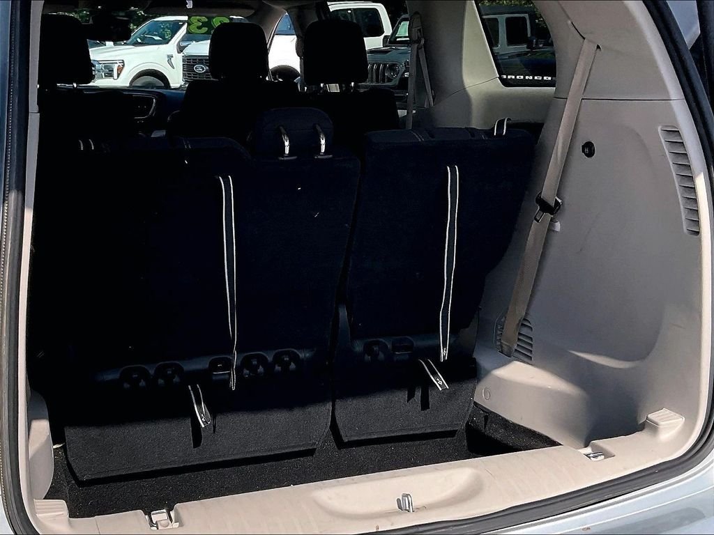Used 2023 Silver Mist Clearcoat Chrysler LX image 33