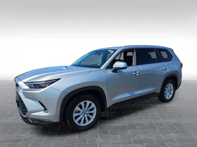 Used 2025 Silver Toyota XLE image 3