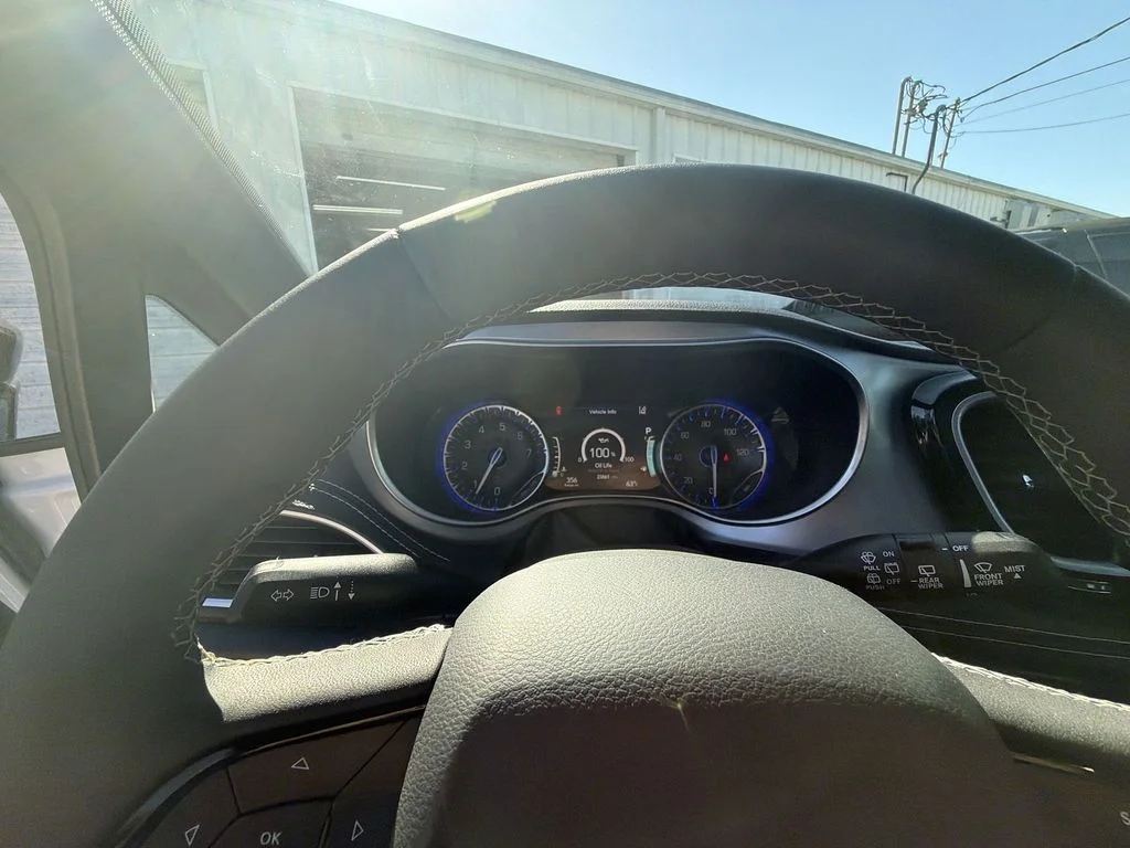 Used 2025 White Chrysler Limited image 15