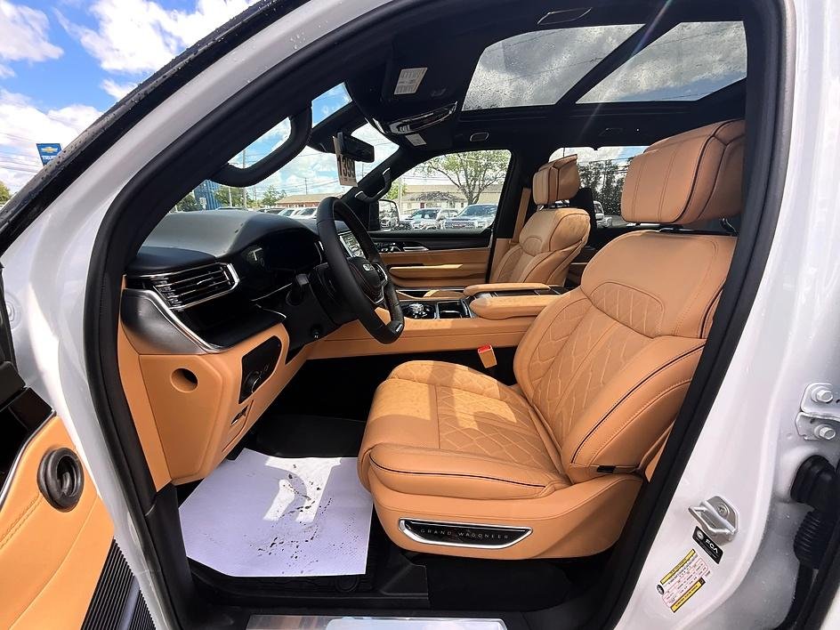 New 2026 Bright White Clear-Coat Exterior Paint Jeep Summit Reserve image 15
