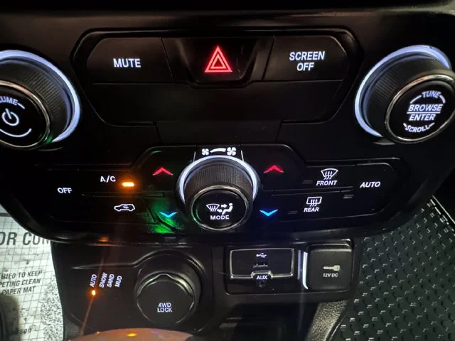Used 2020 Black Jeep Latitude 4x4 image 11