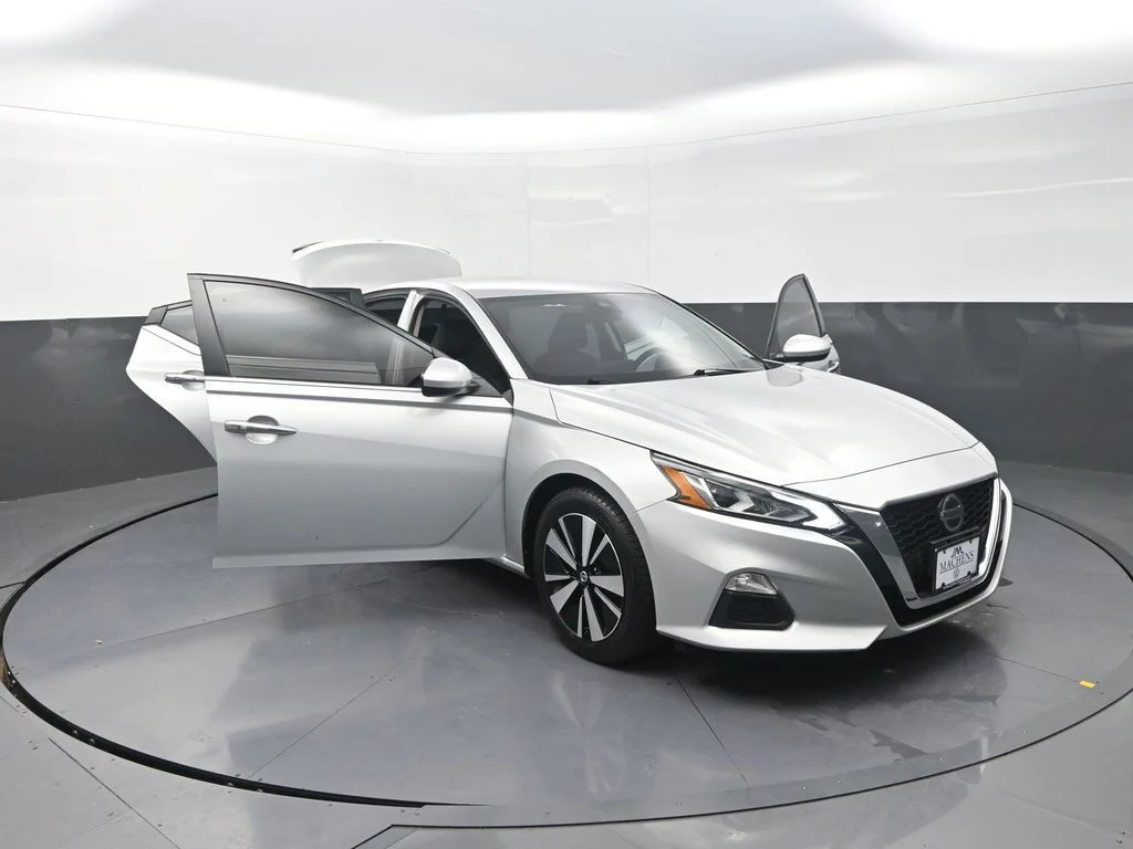 Used 2022 Silver Nissan 2.5 SV image 29
