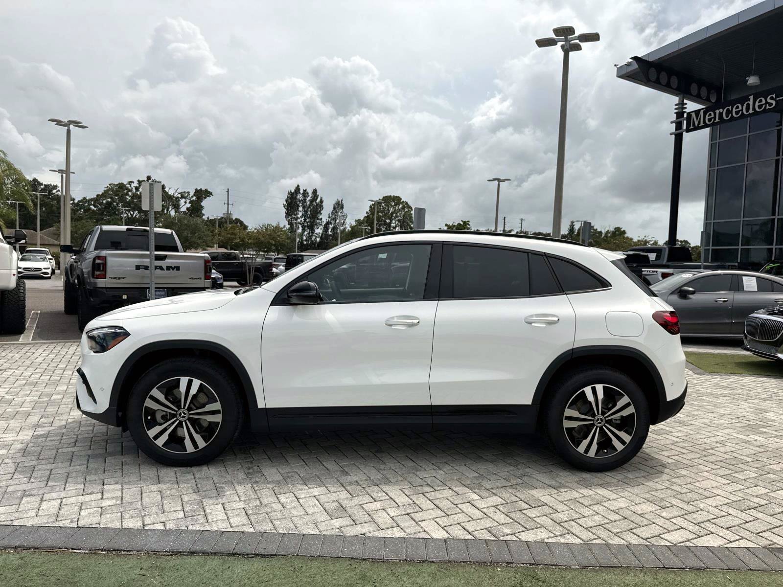 New 2026 Polar White Mercedes-Benz 250 SUV image 3