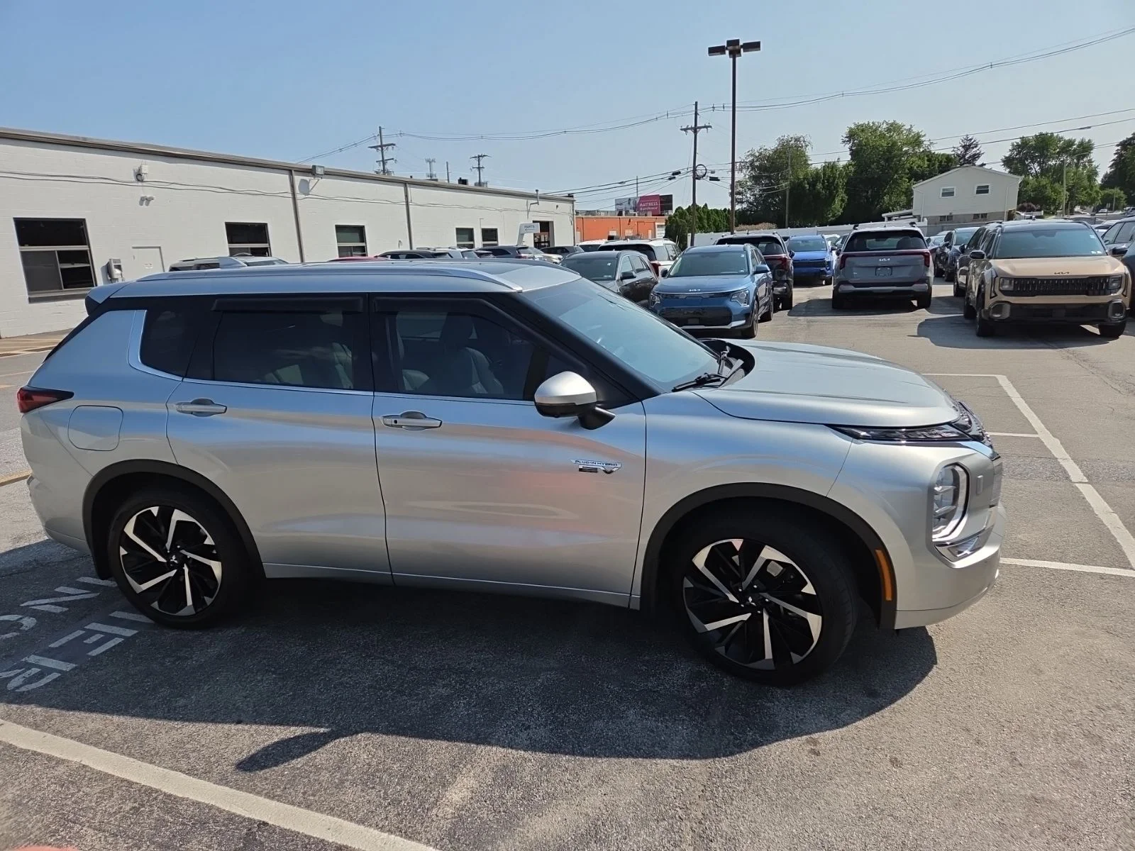 Used 2023 Silver Mitsubishi SEL image 4