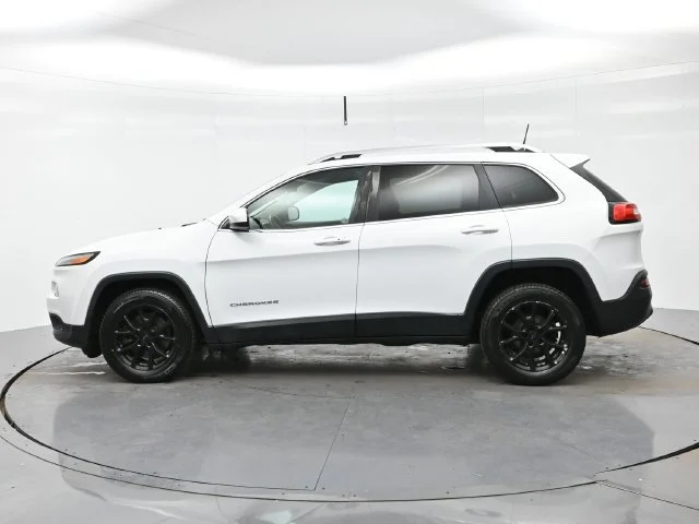 Used 2018 Bright White Clearcoat Jeep Latitude Plus image 4