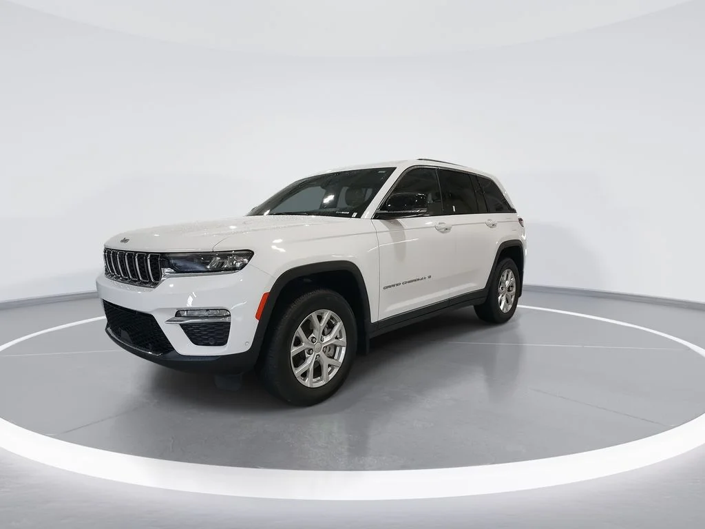 Used 2023 White/off-white Jeep Limited image 4