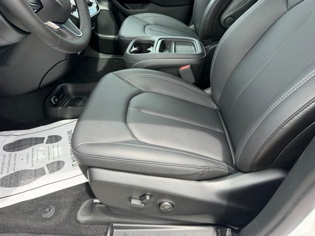 New 2027 Bright White Clear-Coat Paint Chrysler Select image 22