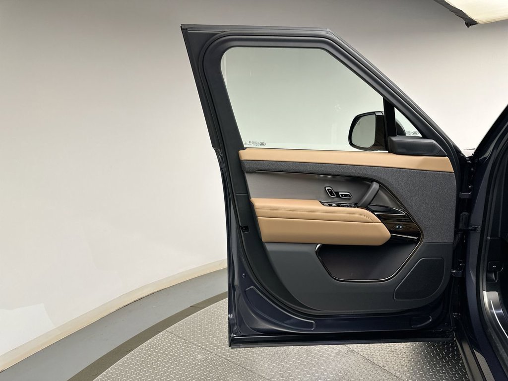 New 2027 Varesine Blue Land Rover SE image 9