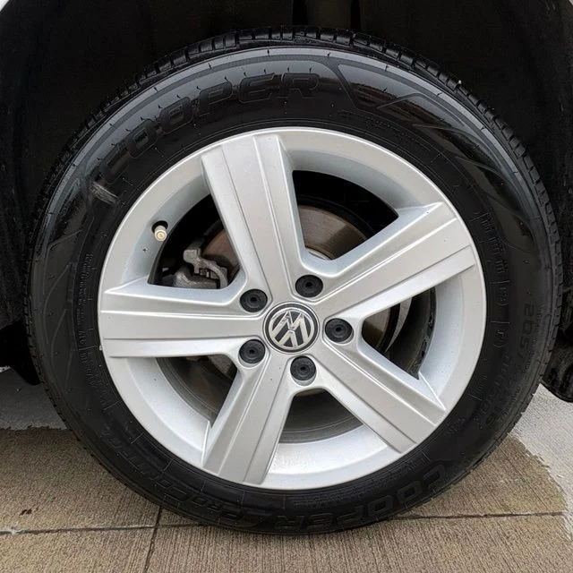 Used 2017  Volkswagen  image 9