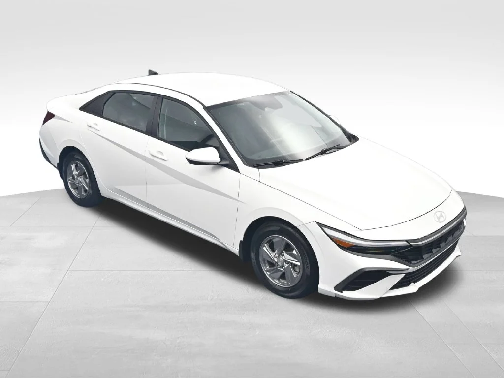 Used 2024 White Hyundai SE image 31