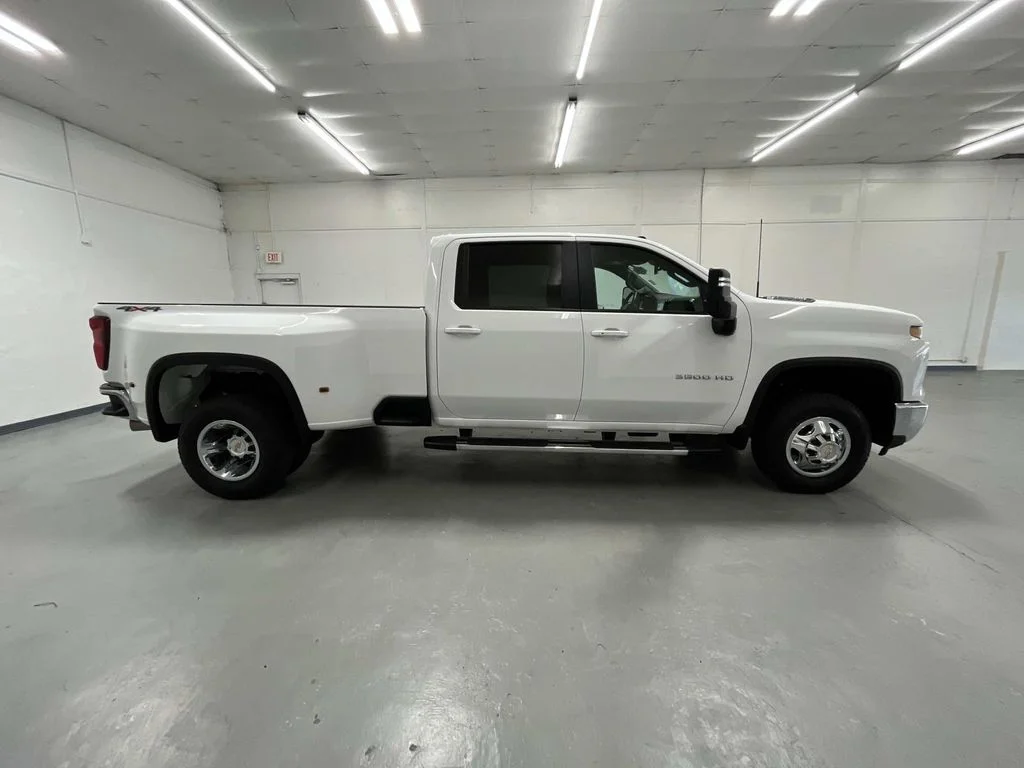 Used 2024 Summit White Chevrolet LT DRW image 2