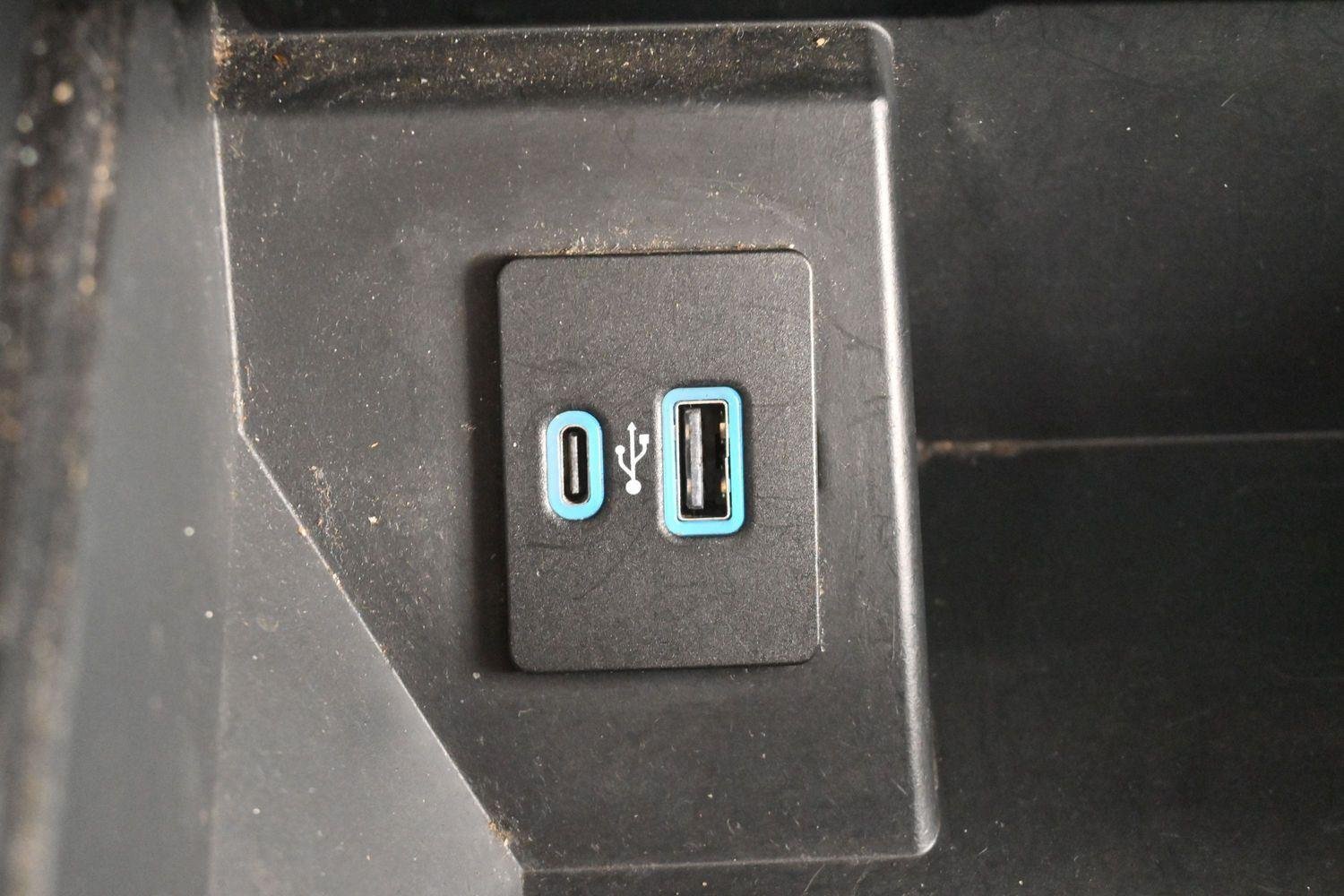 Used 2023  Ford LARIAT image 25
