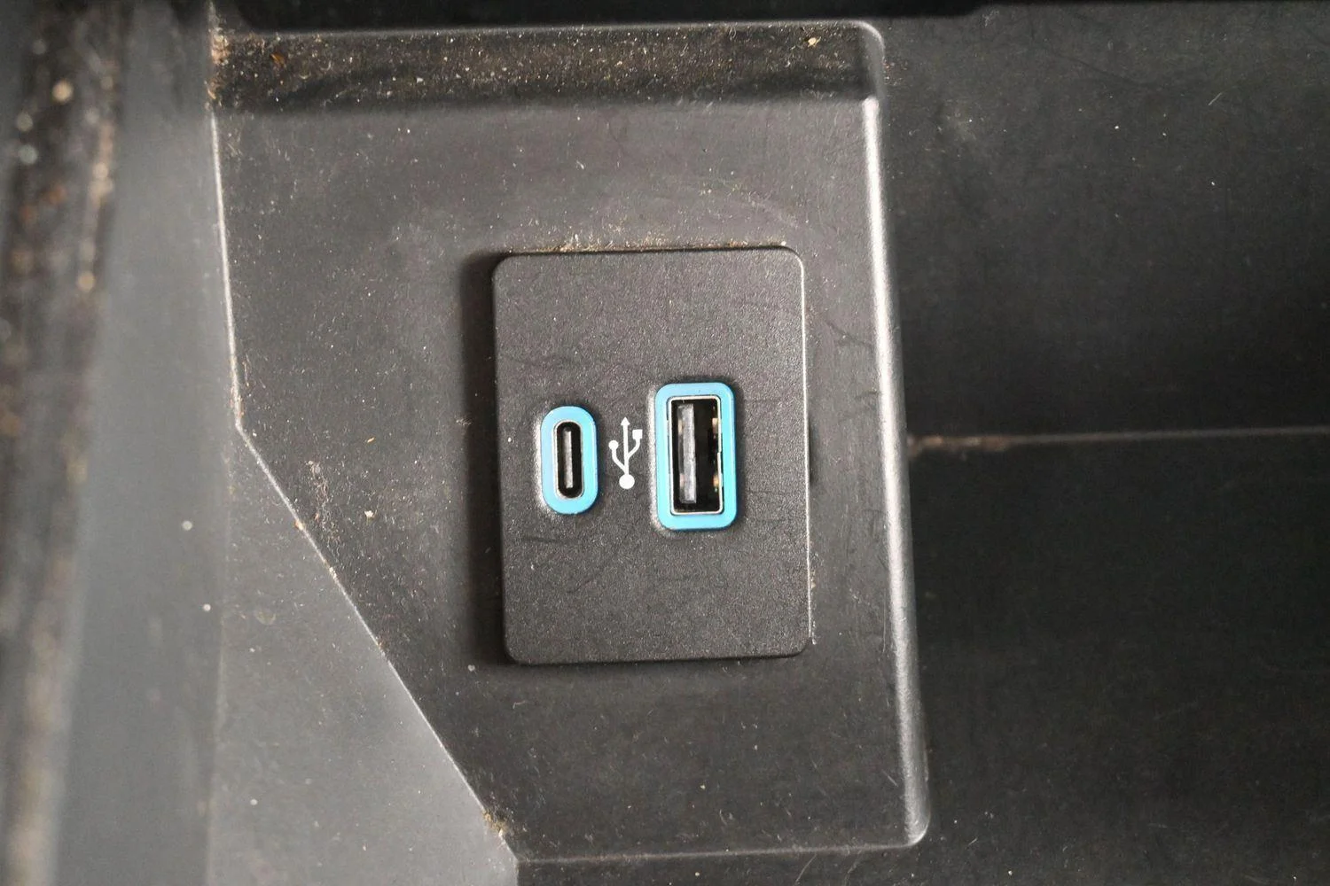 Used 2023  Ford LARIAT image 25