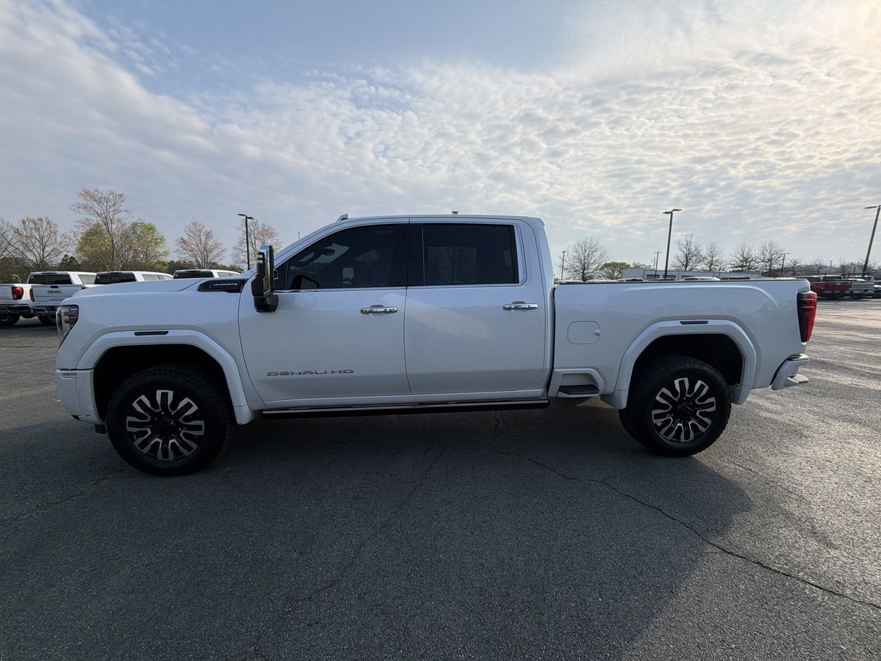 Used 2025 White Frost Tricoat GMC Denali Ultimate image 5
