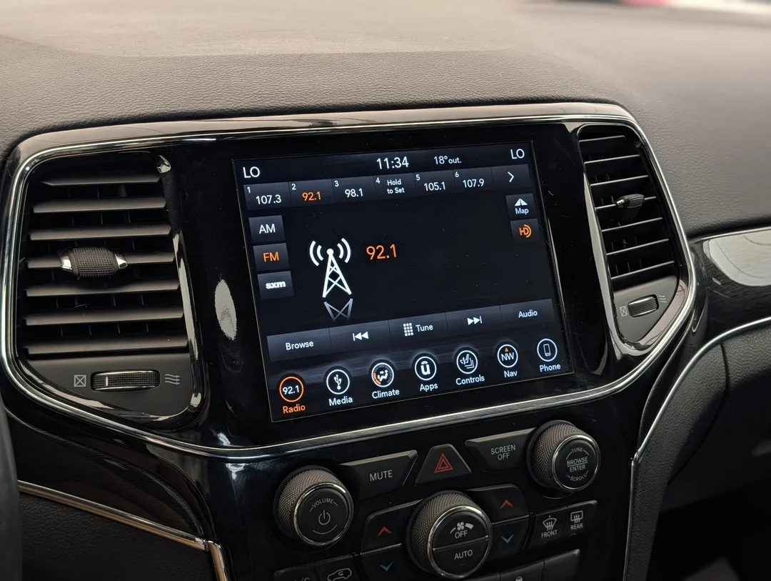 Used 2019 Green Jeep Trailhawk - - 4x4 - 5.7L HEMI V8 - Blind Spot Monitor - Backup Camera & More! image 24