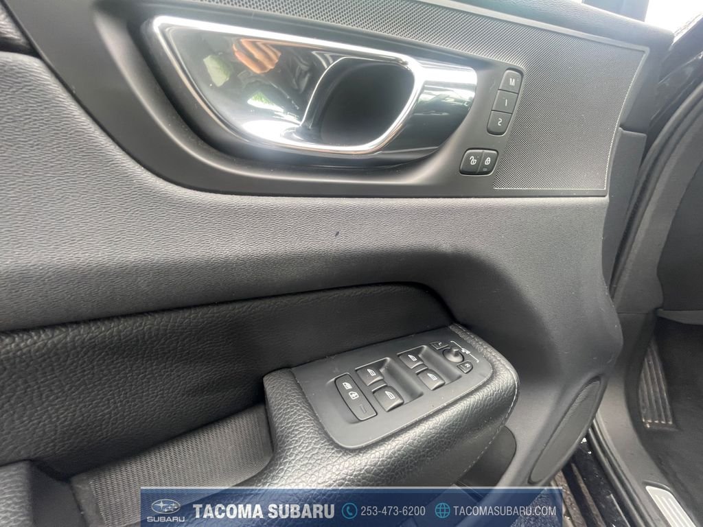 Used 2019 Black Volvo T5 Momentum image 11