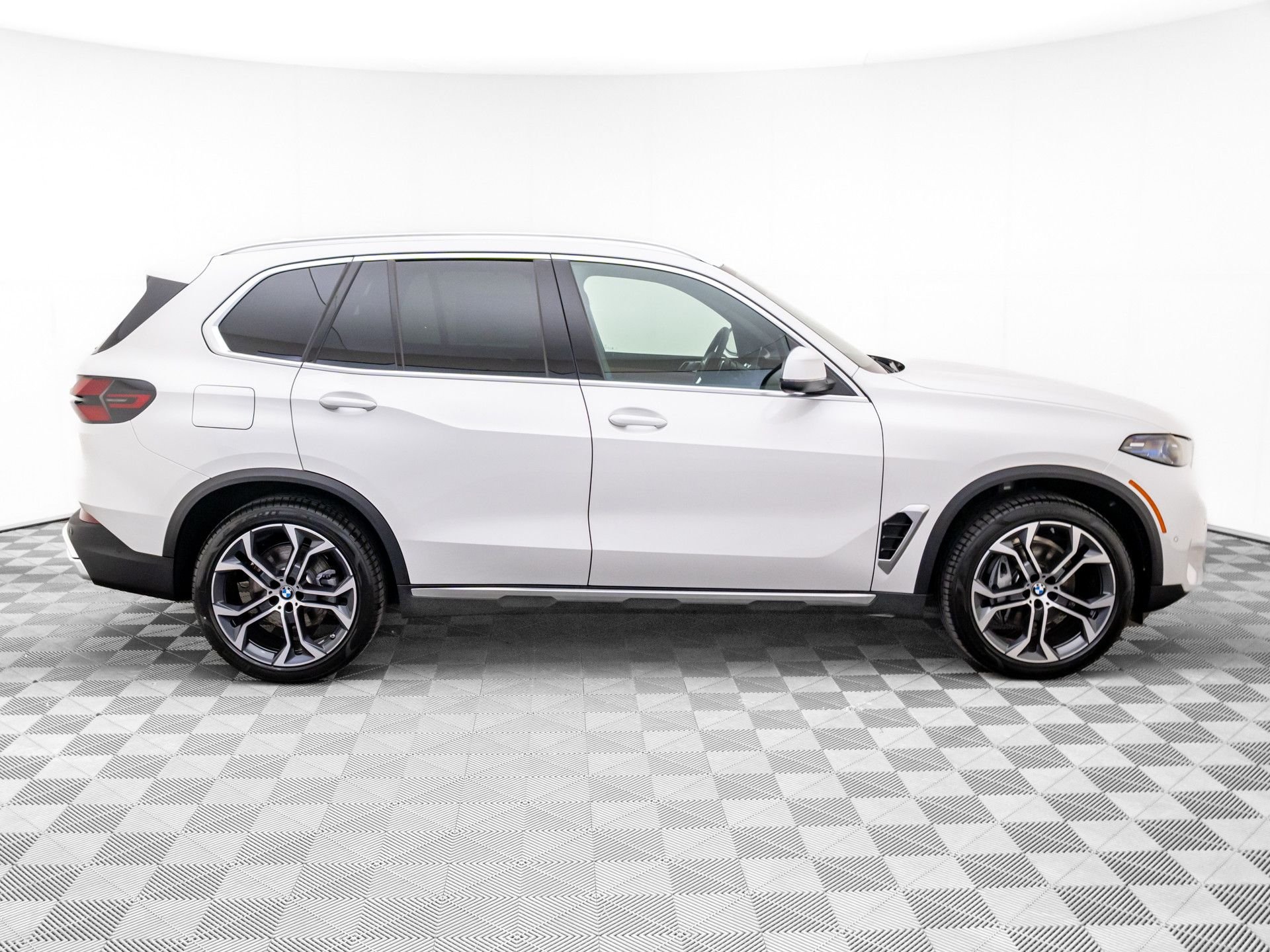 New 2026 Mineral White Metallic BMW xDrive40i image 8