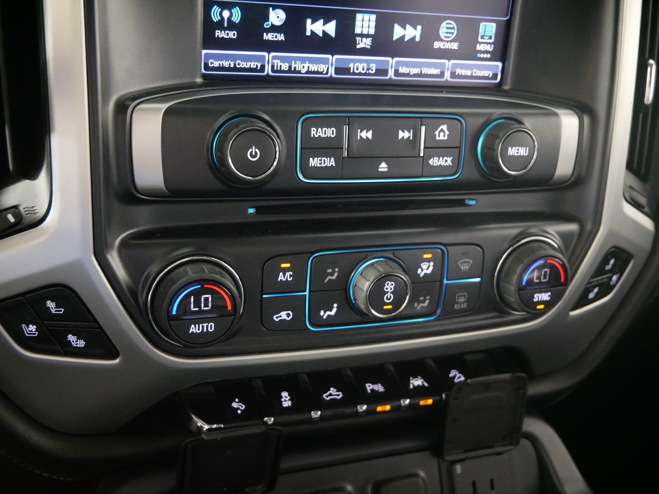 Used 2018 WHITE FROST TRICOAT GMC SLT image 23