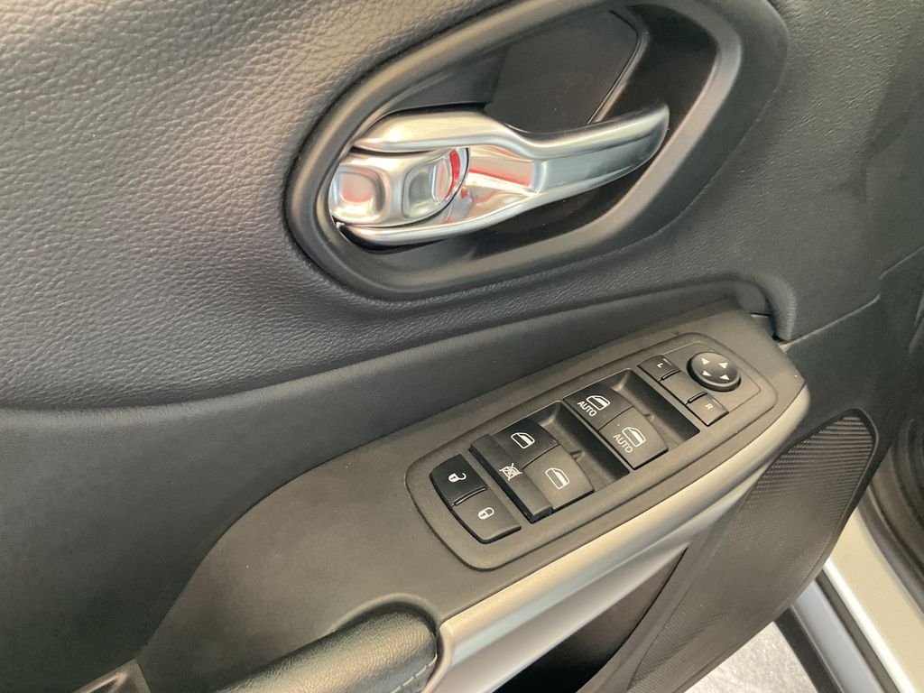 Used 2022 White Jeep Latitude Lux image 12
