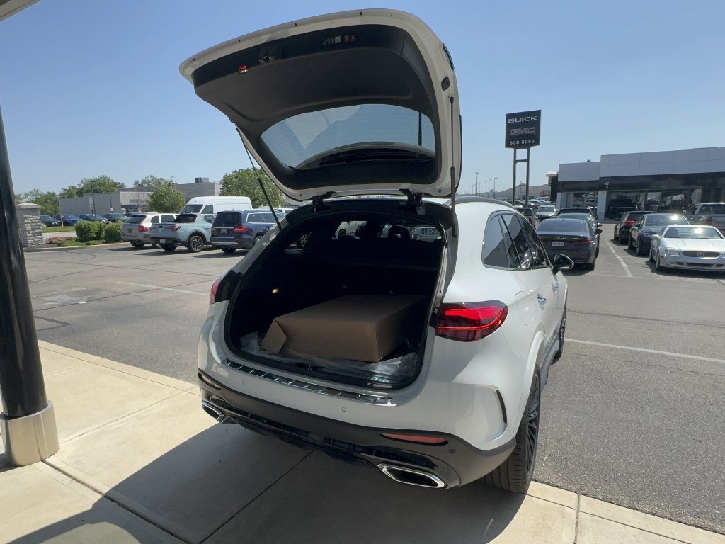 New 2026 MANUFAKTUR Moonlight White Metallic Mercedes-Benz GLC 300 4MATIC® image 14