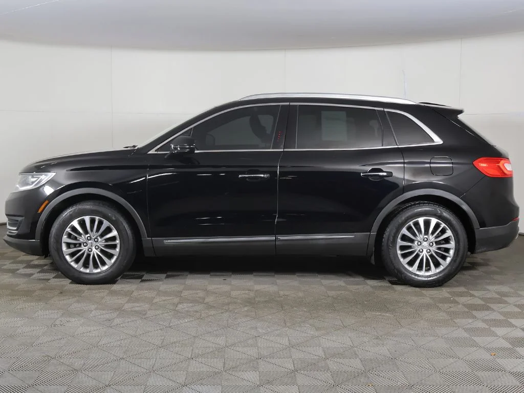 Used 2017 Black Lincoln Select image 16